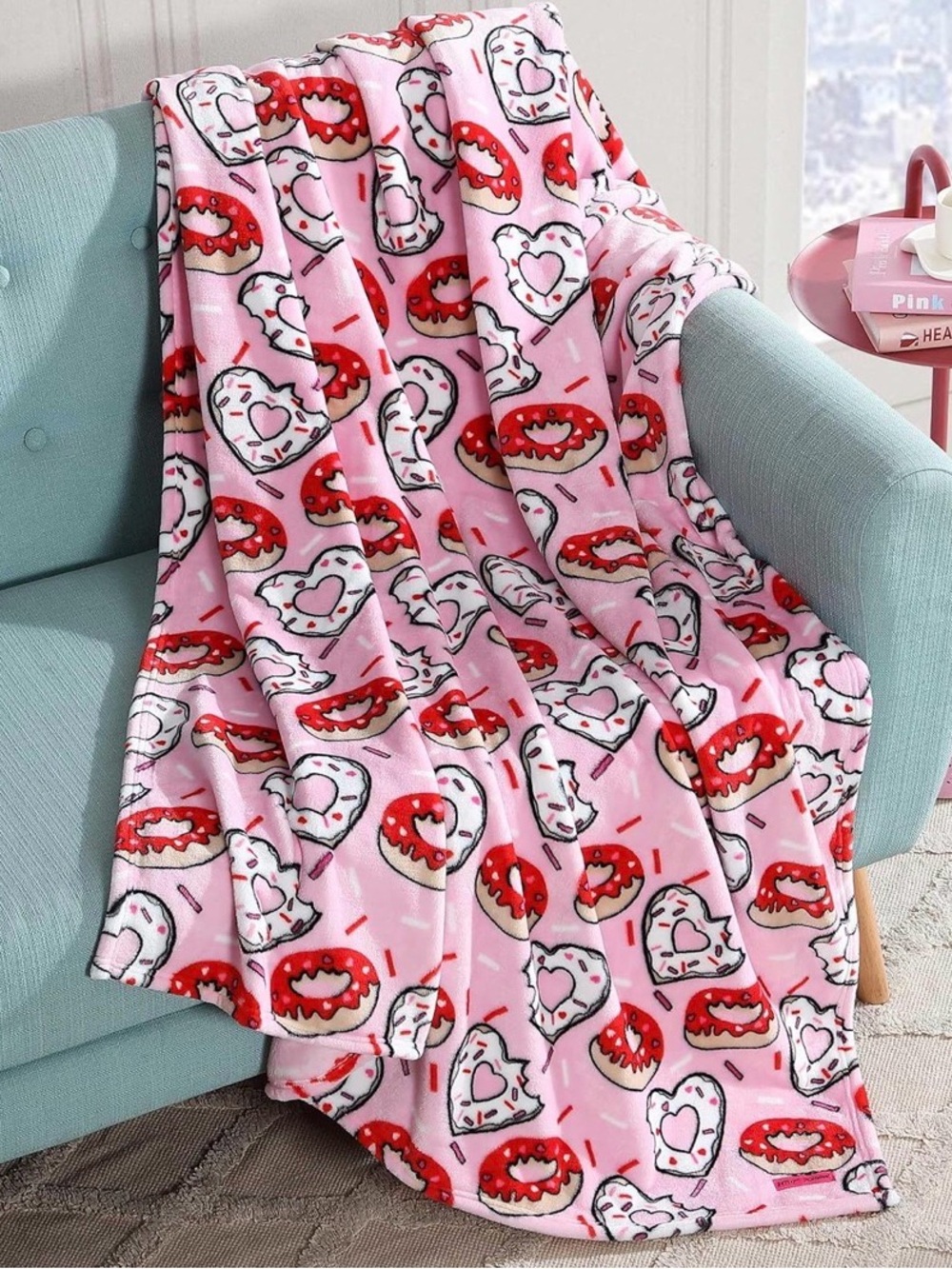 Betsey Johnson Hearts & Doughnuts Blanket (new in plastic) - Picture 3 of 5